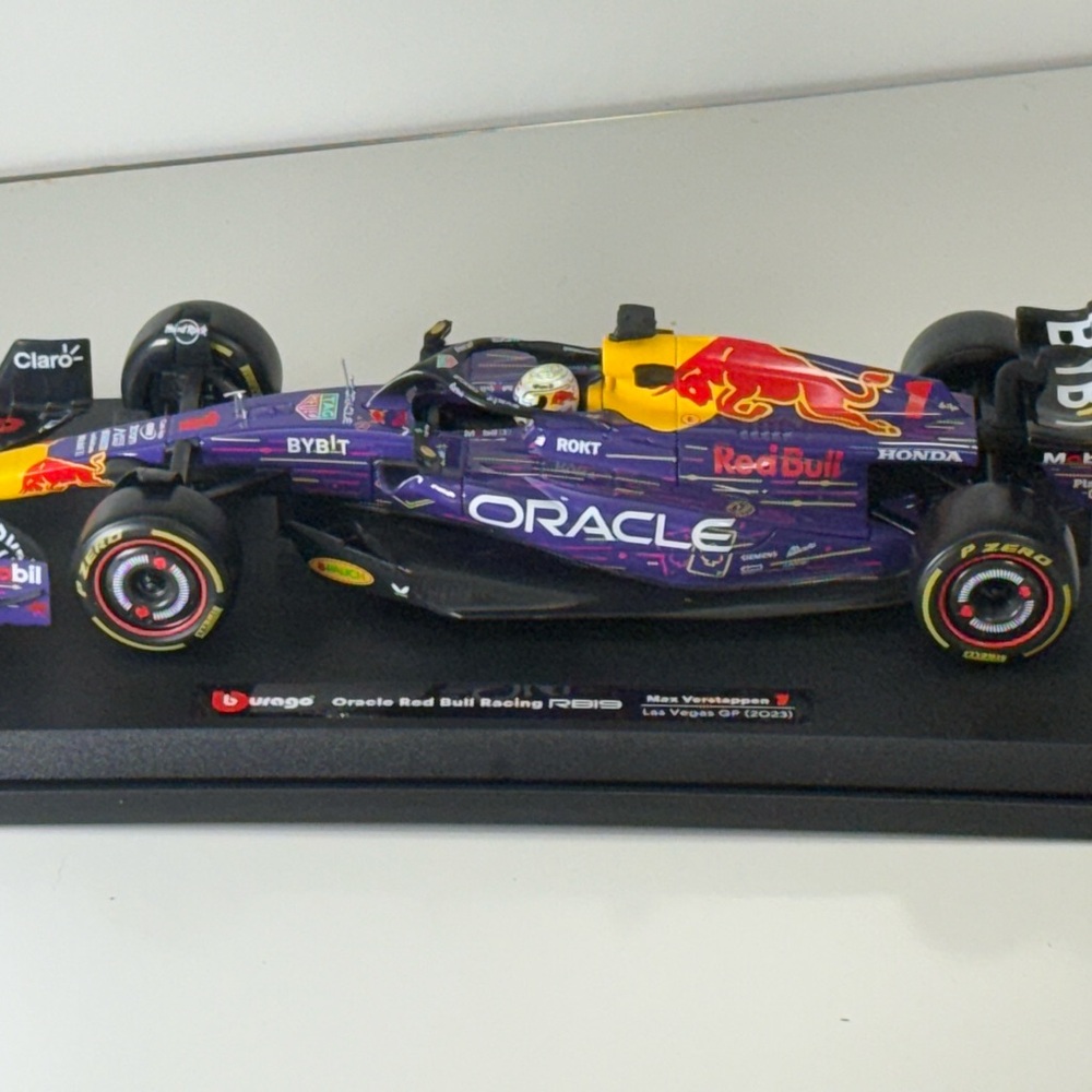 Red Bull Racing RB19 Model Car - Picture 5 of 15